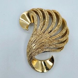 Crown Trifari Brooch Textured Goldtone Feathered Swirl Estate Pin Vintage